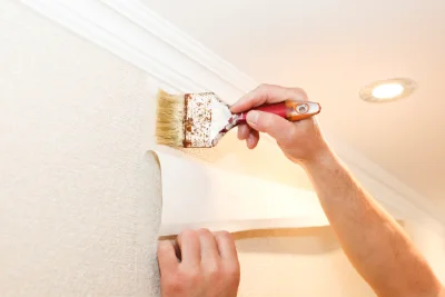 Pose de papier peint à Argiusta-Moriccio — revêtements muraux et toiles de verre